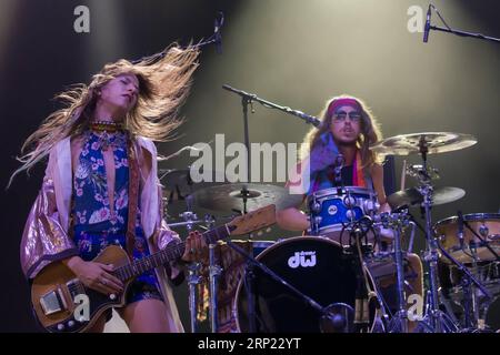 (180814) -- BUDAPEST, 14 août 2018 -- la chanteuse Cato van Dijck (à gauche) et son frère batteur Joost van Dijck se produisent avec leur groupe néerlandais-néo-zélandais My Baby lors de leur concert sur la scène A38 au Sziget Festival qui s'est tenu à Budapest, Hongrie, le 13 août 2018.) (gj) HUNGARY-BUDAPEST-SZIGET FESTIVAL AttilaxVolgyi PUBLICATIONxNOTxINxCHN Banque D'Images