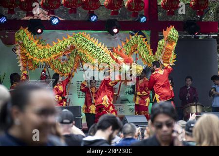 (180814) -- SAO PAULO, le 14 août 2018 -- des gens dansent le dragon pendant le Festival de l'immigration chinoise au Parque Aclimacao à Sao Paulo, Brésil, le 12 août 2018. La plus grande ville du Brésil, Sao Paulo, a célébré le Festival de l immigration chinoise au cours du week-end, dans l un des principaux parcs du pays, Parque Aclimacao. (gj) BRÉSIL-SAO PAULO-FESTIVAL DE L'IMMIGRATION CHINOISE LixMing PUBLICATIONxNOTxINxCHN Banque D'Images