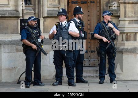 (180815) -- LONDRES, 15 août 2018 -- des policiers armés montent la garde devant les chambres du Parlement à Londres, en Grande-Bretagne, le 15 août 2018, un jour après qu'un homme a été arrêté pour suspicion d'infractions terroristes après qu'une voiture s'est écrasée contre des barrières de sécurité à l'extérieur des chambres du Parlement.) (yk) BRITAIN-LONDON-ATTACK-AFTERMATH RayxTang PUBLICATIONxNOTxINxCHN Banque D'Images