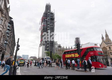 (180815) -- LONDRES, 15 août 2018 -- des gens marchent autour de Westminster à Londres, en Grande-Bretagne, le 15 août 2018, un jour après qu'un homme a été arrêté pour suspicion d'infractions terroristes après qu'une voiture s'est écrasée contre des barrières de sécurité à l'extérieur des chambres du Parlement.) (yk) BRITAIN-LONDON-ATTACK-AFTERMATH RayxTang PUBLICATIONxNOTxINxCHN Banque D'Images