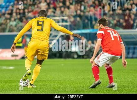 Saint-Pétersbourg, Russie – 16 novembre 2019. L'attaquant de l'équipe nationale belge Romelu Lukaku contre le défenseur russe Georgi Dzhikiya pendant l'UEFA Banque D'Images