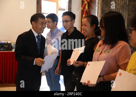 (180816) -- HANOI, 16 août 2018 -- Peng Shituan (1e L), conseiller culturel de l'ambassade de Chine au Vietnam, remet des certificats aux lauréats de bourses du gouvernement chinois 2018 à Hanoi, Vietnam, le 13 août 2018. L'ambassade de Chine au Vietnam a organisé lundi une cérémonie pour décerner les bourses du gouvernement chinois à 104 Vietnamiens. )(gj) BOURSES VIETNAM-HANOÏ-CHINOIS WangxDi PUBLICATIONxNOTxINxCHN Banque D'Images