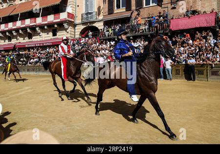 (180816) -- SIENNE, 16 août 2018 (Xinhua) -- les jockeys montent sur leurs chevaux pendant le troisième jour d'épreuve de la course hippique à Sienne, Italie, le 15 août 2018. Une course hippique traditionnelle, connue sous le nom de Palio di Siena en italien, est organisée dans la ville historique italienne de Sienne, attirant des dizaines de milliers de spectateurs. La course de chevaux à Sienne remonte à la période médiévale et a lieu le 2 juillet et le 16 août de chaque année. Des essais de trois jours ont lieu avant la course finale. (Xinhua/Jin Yu) (SP)ITALY-SIENA-PALIO PUBLICATIONxNOTxINxCHN Banque D'Images