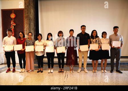 (180816) -- HANOI, 16 août 2018 -- chargé d'affaires de l'ambassade de Chine au Vietnam Yin Haihong (5e R) pose pour des photos avec les lauréats de la bourse du gouvernement chinois 2018 à Hanoi, Vietnam, le 13 août 2018. L'ambassade de Chine au Vietnam a organisé lundi une cérémonie pour décerner les bourses du gouvernement chinois à 104 Vietnamiens. )(gj) BOURSES VIETNAM-HANOÏ-CHINOIS WangxDi PUBLICATIONxNOTxINxCHN Banque D'Images