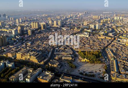 (180816) -- URUMQI, 16 août 2018 (Xinhua) -- une photo aérienne prise le 7 novembre 2017 montre l'ancienne et la nouvelle ville de Kashgar, dans la région autonome ouïgoure du Xinjiang du nord-ouest de la Chine. (Xinhua/Jiang Wenyao) Xinhua titres : authentique Kashgar, Ouygurs offrent aux touristes leurs cœurs, maison PUBLICATIONxNOTxINxCHN Banque D'Images