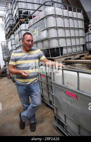 (180816) -- WISCONSIN, 16 août 2018 -- Joe Heil se tient à côté de graines de ginseng dans un entrepôt de sa ferme de ginseng à Wausau, Wisconsin, États-Unis, le 25 juillet 2018. Joe Heil cultive le ginseng depuis plus de 20 ans. Sa ferme du Wisconsin avec 50 acres de ginseng était lucrative. Récemment, cependant, la peur de la perte se profile dans son esprit. Alors que les frictions commerciales déclenchées par les États-Unis avec la Chine s'intensifient, certains clients qui ont exprimé leur intérêt pour l'achat de ginseng du Wisconsin ont reculé. POUR ALLER DE l'avant : l'industrie américaine du ginseng a souffert des frictions commerciales actuelles entre les États-Unis et la Chine ) (zhf) États-Unis-WISCONSIN-G. Banque D'Images