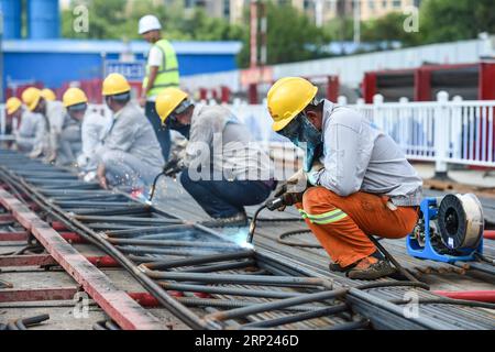 (180816) -- NANJING, 16 août 2018 -- les constructeurs de métro travaillent sur le chantier de construction de la ligne 7 du métro à Nanjing, capitale de la province du Jiangsu de l est de la Chine, 16 août 2018. Malgré la canicule brûlante, les bâtisseurs de la ville de Nanjing se sont collés à leurs postes à l'extérieur pour assurer l'avancement des projets de construction. (ly) CHINA-JIANGSU-SUMMER-WORKERS (CN) LixBo PUBLICATIONxNOTxINxCHN Banque D'Images