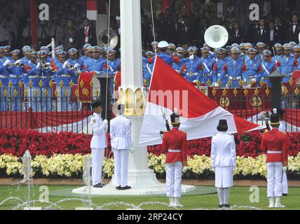 (180817) -- JAKARTA, le 17 août 2018 -- le drapeau national de l'Indonésie est hissé lors de la cérémonie marquant le 73e jour de l'indépendance de l'Indonésie à Jakarta, Indonésie, le 17 août 2018.) (Jmmn) INDONÉSIE-JAKARTA-JOUR DE L'INDÉPENDANCE Zulkarnain PUBLICATIONxNOTxINxCHN Banque D'Images