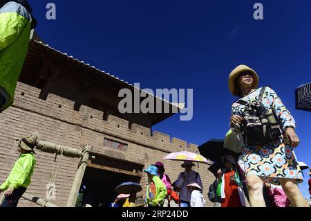 (180817) -- DUNHUANG, 17 août 2018 -- les gens visitent le site pittoresque de Yangguan à Dunhuang, dans la province du Gansu du nord-ouest de la Chine, le 16 août 2018. Dunhuang a accueilli un nouveau sommet pour le tourisme depuis août.) (Zwx) CHINA-GANSU-DUNHUANG-TOURISM (CN) ZhangxHongxiang PUBLICATIONxNOTxINxCHN Banque D'Images