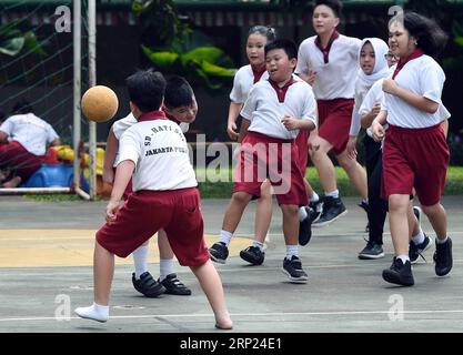 (180817) -- JAKARTA, août 17,2018 -- des enfants jouent au football dans une école de Jakarta le 14 août 2018. Le 18 août sera marqué par la cérémonie d'ouverture des 18es Jeux asiatiques à Jakarta, Indonésie. (Xinhua photo/) (SP)INDONÉSIE-JAKARTA-JEUX ASIATIQUES-VIE QUOTIDIENNE LixHe PUBLICATIONxNOTxINxCHN Banque D'Images