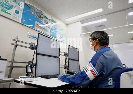 Futaba, Japon. 3 septembre 2023. Un membre du personnel de Tepco surveille depuis le bâtiment central antisismique de la centrale nucléaire de Fukushima Daiichi, dans le nord-est du Japon. Une visite de presse guidée par le personnel de Tepco a expliqué le processus de dilution et de surveillance des eaux usées radioactives traitées avant le rejet à la mer de la centrale électrique, géré par Tokyo Electric Power Company (image de crédit : © Rodrigo Reyes Marin/ZUMA Press Wire) À USAGE ÉDITORIAL UNIQUEMENT! Non destiné à UN USAGE commercial ! Banque D'Images