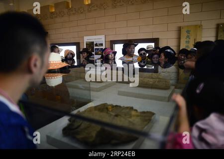 (180817) -- DUNHUANG, 17 août 2018 -- les gens visitent le musée Yangguan à Dunhuang, province du Gansu au nord-ouest de la Chine, 16 août 2018. Dunhuang a accueilli un nouveau sommet pour le tourisme depuis août.) (Zwx) CHINA-GANSU-DUNHUANG-TOURISM (CN) ZhangxHongxiang PUBLICATIONxNOTxINxCHN Banque D'Images