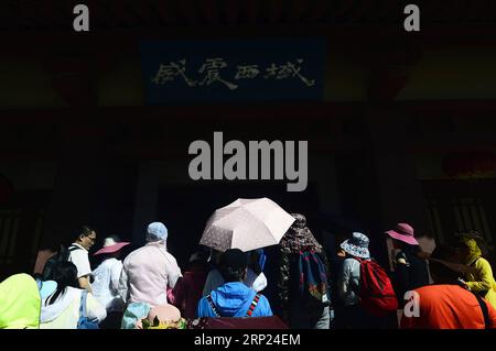 (180817) -- DUNHUANG, 17 août 2018 -- les gens visitent le site pittoresque de Yangguan à Dunhuang, dans la province du Gansu du nord-ouest de la Chine, le 16 août 2018. Dunhuang a accueilli un nouveau sommet pour le tourisme depuis août.) (Zwx) CHINA-GANSU-DUNHUANG-TOURISM (CN) ZhangxHongxiang PUBLICATIONxNOTxINxCHN Banque D'Images