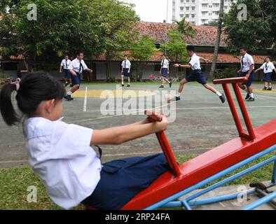 (180817) -- JAKARTA, août 17,2018 -- des enfants jouent au football dans une école de Jakarta le 14 août 2018. Le 18 août sera marqué par la cérémonie d'ouverture des 18es Jeux asiatiques à Jakarta, Indonésie. (Xinhua photo/) (SP)INDONÉSIE-JAKARTA-JEUX ASIATIQUES-VIE QUOTIDIENNE LixHe PUBLICATIONxNOTxINxCHN Banque D'Images
