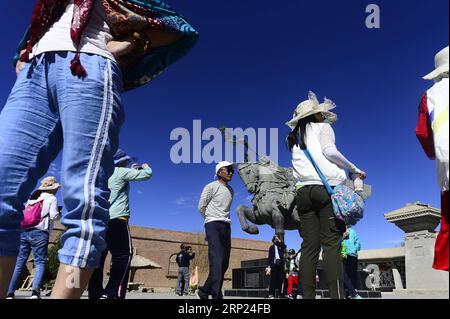 (180817) -- DUNHUANG, 17 août 2018 -- les gens visitent le site pittoresque de Yangguan à Dunhuang, dans la province du Gansu du nord-ouest de la Chine, le 16 août 2018. Dunhuang a accueilli un nouveau sommet pour le tourisme depuis août.) (Zwx) CHINA-GANSU-DUNHUANG-TOURISM (CN) ZhangxHongxiang PUBLICATIONxNOTxINxCHN Banque D'Images