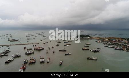 (180817) -- YANGJIANG, 17 août 2018 -- une photo prise le 17 août 2018 montre un port de pêche à Yangjiang, dans la province du Guangdong, dans le sud de la Chine. En raison de l'influence du typhon Bebinca, la levée de l'interdiction de pêche dans le Guangdong a été reportée au 17 août. ) (Zwx) CHINA-GUANGDONG-FISHING BAN-END (CN) ZhangxJiayang PUBLICATIONxNOTxINxCHN Banque D'Images