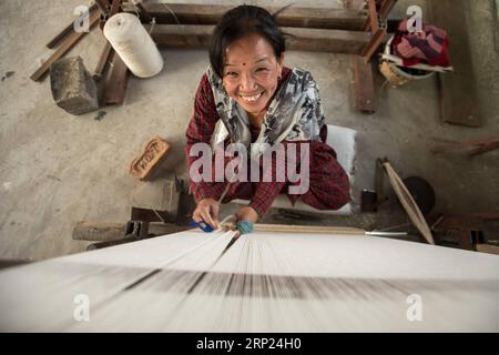 (180817) -- SYDNEY, 17 août 2018 -- une photo prise le 29 septembre 2012 montre une femme travaillant dans le magasin de la famille Cadry à Sydney, en Australie. Bien que Sydney soit à peu près aussi loin que vous pouvez obtenir de la route de la soie, une connexion familiale côté port aux anciennes routes commerciales a continué pendant près de 70 ans. POUR ALLER AVEC Feature : Comment le marchand de tapis persan suit la route de la soie à Sydney (yk) AUSTRALIE-SYDNEY-PERSIAN RUG-CHINA-FEATURE BaixXuefei PUBLICATIONxNOTxINxCHN Banque D'Images