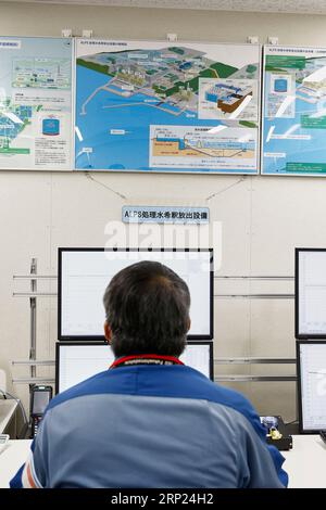 Futaba, Japon. 3 septembre 2023. Un membre du personnel de Tepco surveille depuis le bâtiment central antisismique de la centrale nucléaire de Fukushima Daiichi, dans le nord-est du Japon. Une visite de presse guidée par le personnel de Tepco a expliqué le processus de dilution et de surveillance des eaux usées radioactives traitées avant le rejet à la mer de la centrale électrique, géré par Tokyo Electric Power Company (image de crédit : © Rodrigo Reyes Marin/ZUMA Press Wire) À USAGE ÉDITORIAL UNIQUEMENT! Non destiné à UN USAGE commercial ! Banque D'Images