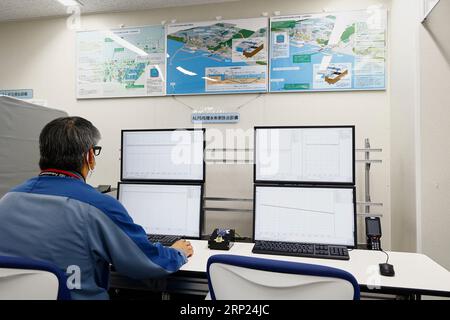 Futaba, Japon. 3 septembre 2023. Un membre du personnel de Tepco surveille depuis le bâtiment central antisismique de la centrale nucléaire de Fukushima Daiichi, dans le nord-est du Japon. Une visite de presse guidée par le personnel de Tepco a expliqué le processus de dilution et de surveillance des eaux usées radioactives traitées avant le rejet à la mer de la centrale électrique, géré par Tokyo Electric Power Company (image de crédit : © Rodrigo Reyes Marin/ZUMA Press Wire) À USAGE ÉDITORIAL UNIQUEMENT! Non destiné à UN USAGE commercial ! Banque D'Images