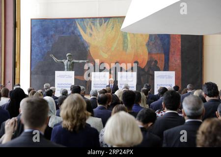 (180817) -- NATIONS UNIES, 17 août 2018 -- les gens observent une minute de silence lors de la cérémonie d'ouverture d'une exposition multimédia intitulée Surviving Terrorism : Victims Voices au siège de l'ONU à New York, le 17 août 2018. Le Secrétaire général de l'ONU Antonio Guterres a déclaré vendredi que soutenir les victimes et leurs familles d'attaques terroristes est un impératif moral fondé sur la promotion, la protection et le respect de leurs droits humains. SECRÉTAIRE GÉNÉRAL de l'ONU-VICTIMES DU TERRORISME LixMuzi PUBLICATIONxNOTxINxCHN Banque D'Images