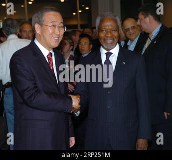 (180818) -- PÉKIN, 18 août 2018 -- une photo prise le 13 octobre 2006 montre le secrétaire général de l'ONU Kofi Annan serrant la main de son successeur Ban Ki-moon à New York. Kofi Annan, ancien secrétaire général des Nations Unies et lauréat du prix Nobel de la paix, est décédé samedi à l'âge de 80 ans, a annoncé la Fondation Kofi Annan, basée à Genève. (Qxy) un-KOFI ANNAN-LAISSEZ-PASSER ZhaoxPeng PUBLICATIONxNOTxINxCHN Banque D'Images