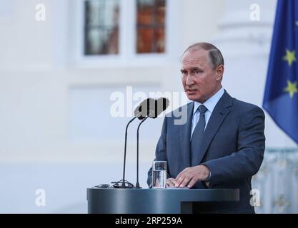 (180818) -- MESEBERG (ALLEMAGNE), 18 août 2018 -- le président russe Vladimir Poutine en visite s'adresse à une conférence de presse conjointe avec la chancelière allemande Angela Merkel (pas sur la photo) au Schloss Meseberg, au nord de Berlin, en Allemagne, le 18 août 2018. La chancelière allemande Angela Merkel et le président russe Vladimir Poutine se sont entretenus samedi au nord de Berlin, sur des sujets allant de la Syrie, l'Ukraine, l'Iran ainsi que le projet de gazoduc Nord Stream 2. ALLEMAGNE-MESEBERG-MERKEL-RUSSIE-POUTINE-RÉUNION SHANXYUQI PUBLICATIONXNOTXINXCHN Banque D'Images