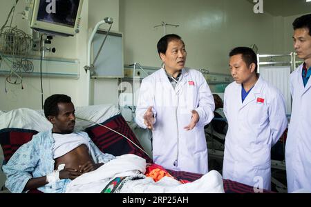 (180819) -- ADDIS ABABA, 19 août 2018 -- le médecin chinois Zhao Cheng (2e L) parle de l'état du patient avec d'autres médecins à l'hôpital de l'amitié Ethio-chinoise, situé à Akaki à la périphérie de la capitale éthiopienne Addis Ababa, Éthiopie, 17 août 2018. Le 20e groupe de l'équipe médicale chinoise, qui comprend 16 professionnels de la santé, est basé à l'hôpital Tirunesh-Pékin, également connu sous le nom d'hôpital de l'amitié Ethio-Chine. La Chine a publié la première Journée des travailleurs médicaux le 19 août.) ETHIOPIE-ADDIS-ABEBA-ÉQUIPE MÉDICALE CHINOISE LYUXSHUAI PUBLICATIONXNOTXINXCHN Banque D'Images