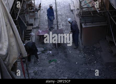 (180819) -- GHAZNI, 19 août 2018 -- des gens travaillent dans un bâtiment endommagé après l'attaque des talibans dans la ville de Ghazni, capitale de la province de Ghazni, Afghanistan, le 19 août 2018. Le président afghan Ashraf Ghani a visité la ville de Ghazni, où il a ordonné l'allocation de jusqu'à 20 millions de dollars américains pour reconstruire les installations de l'administration provinciale, a déclaré vendredi le Palais présidentiel afghan. AFGHANISTAN-GHAZNI-TALIBAN ATTAQUE-RECONSTRUCTION SayedxMominzadah PUBLICATIONxNOTxINxCHN Banque D'Images