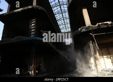 (180819) -- GHAZNI, 19 août 2018 -- une photo prise le 19 août 2018 montre une maison endommagée après une attaque des talibans dans la ville de Ghazni, capitale de la province de Ghazni, Afghanistan. Le président afghan Ashraf Ghani a visité la ville de Ghazni, où il a ordonné l'allocation de jusqu'à 20 millions de dollars américains pour reconstruire les installations de l'administration provinciale, a déclaré vendredi le Palais présidentiel afghan. AFGHANISTAN-GHAZNI-TALIBAN ATTAQUE-RECONSTRUCTION SayedxMominzadah PUBLICATIONxNOTxINxCHN Banque D'Images