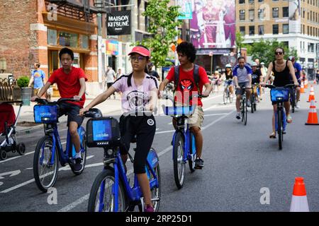 (180819) -- NEW YORK, 19 août 2018 -- les gens font du vélo lors de l'événement Summer Streets 2018 à Manhattan, New York, États-Unis, le 18 août 2018. Au cours des trois premiers samedis consécutifs d août, près de 11 kilomètres de rues de New York ont été fermés et ont été ouverts aux gens pour jouer, courir, marcher et monter. )(gj) U.S.-NEW YORK-SUMMER STREETS LinxBilin PUBLICATIONxNOTxINxCHN Banque D'Images