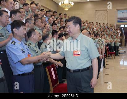 (180819) -- BEIJING, 19 août 2018 -- le président chinois Xi Jinping, également secrétaire général du comité central du Parti communiste chinois (PCC) et président de la Commission militaire centrale (CMC), rencontre des délégués participant à une réunion du CMC sur le bâtiment du Parti à Beijing, capitale de la Chine. Xi Jinping a assisté à la réunion, qui a eu lieu du 17 au 19 août 2018. ) (ly) CHINE-BEIJING-XI RÉUNION JINPING-CMC (CN) LixGang PUBLICATIONxNOTxINxCHN Banque D'Images