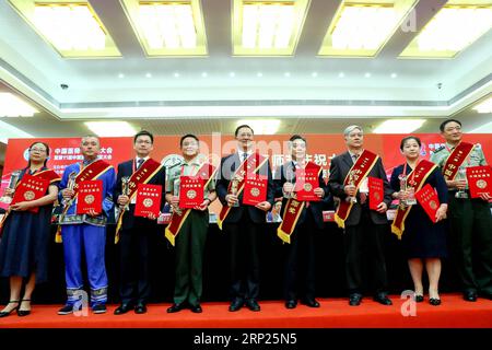 (180819) -- BEIJING, 19 août 2018 -- les lauréats du 11e Prix des médecins chinois présentent des certificats et des trophées lors d'une célébration de la première Journée des travailleurs médicaux en Chine à Beijing, capitale de la Chine, le 19 août 2018. Plus de 80 médecins à travers le pays ont remporté le prix. )(MCG) CHINA-BEIJING-MEDICAL WORKERS DAY-AWARD CEREMONY (CN) ZhangxYuwei PUBLICATIONxNOTxINxCHN Banque D'Images