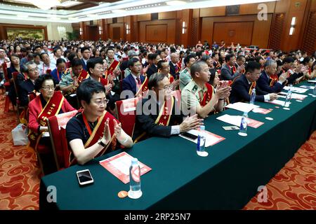 (180819) -- BEIJING, 19 août 2018 -- les lauréats du 11e Prix du médecin chinois assistent à une cérémonie de remise des prix lors d'une célébration de la première Journée des travailleurs médicaux de Chine à Beijing, capitale de la Chine, le 19 août 2018. Plus de 80 médecins à travers le pays ont remporté le prix. )(MCG) CHINA-BEIJING-MEDICAL WORKERS DAY-AWARD CEREMONY (CN) ZhangxYuwei PUBLICATIONxNOTxINxCHN Banque D'Images