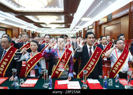 (180819) -- BEIJING, 19 août 2018 -- les lauréats du 11e Prix du médecin chinois prêtent serment lors d'une célébration de la première Journée des travailleurs médicaux de Chine à Beijing, capitale de la Chine, le 19 août 2018. Plus de 80 médecins à travers le pays ont remporté le prix. )(MCG) CHINA-BEIJING-MEDICAL WORKERS DAY-AWARD CEREMONY (CN) ZhangxYuwei PUBLICATIONxNOTxINxCHN Banque D'Images