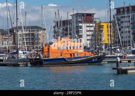 Le bateau de sauvetage RNLB Henry Heys Duckworth amarré à Premier Sovereign Harbour Marina & Boatyard, Eastbourne, East Sussex, Royaume-Uni. Banque D'Images