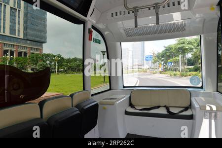 (180820) -- XIAMEN, 20 août 2018 (Xinhua) -- une photo montre l'intérieur d'un mini-bus autonome à Xiamen, dans la province du Fujian du sud-est de la Chine, 20 août 2018. Mesurant 4,3 mètres par 2 mètres, le bus est équipé d'un système de pilote automatique et a une capacité totale de 14 passagers. (Xinhua/Wu Xiaoping) (zyd) CHINA-FUJIAN-AUTO-PILOT BUS (CN) PUBLICATIONxNOTxINxCHN Banque D'Images