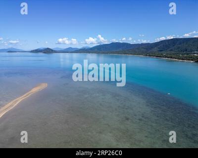 Vue aérienne sur le continent de Cairns, eau claire et ciel bleu Banque D'Images