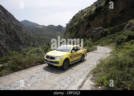 (180821) -- CALABRE (ITALIE), 21 août 2018 -- Un véhicule de sauvetage est vu dans la gorge après que plusieurs personnes ont été tuées dans une crue éclair dans le parc national du Pollino, région de Calabre, Italie, le 21 août 2018. Trois personnes disparues ont été localisées à la suite d'une inondation éclair dans le sud de l'Italie qui a fait 10 morts, ont déclaré mardi les services de secours. ITALIE-CALABRE-SCENIC GORGE-CRUE ÉCLAIR ALBERTOXLINGRIA PUBLICATIONXNOTXINXCHN Banque D'Images