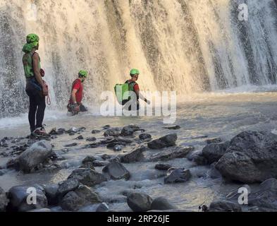 Actualités Bilder des Tages (180821) -- CALABRE (ITALIE), 21 août 2018 -- des sauveteurs fouillent dans la gorge après la mort de plusieurs personnes dans une crue éclair dans le parc national du Pollino, région de Calabre, Italie, 21 août 2018. Trois personnes disparues ont été localisées à la suite d'une inondation éclair dans le sud de l'Italie qui a fait 10 morts, ont déclaré mardi les services de secours. ITALIE-CALABRE-SCENIC GORGE-FLASH INONDATION CNSAS PUBLICATIONXNOTXINXCHN Banque D'Images