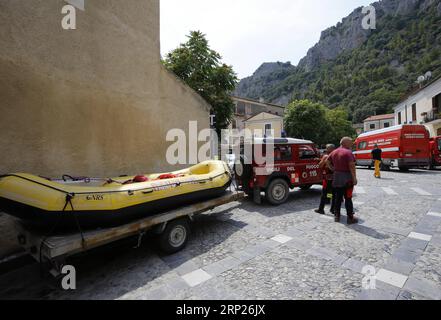 (180821) -- CALABRE (ITALIE), 21 août 2018 -- des sauveteurs sont vus dans la gorge après que plusieurs personnes ont été tuées dans une crue éclair dans le parc national du Pollino, région de Calabre, Italie, le 21 août 2018. Trois personnes disparues ont été localisées à la suite d'une inondation éclair dans le sud de l'Italie qui a fait 10 morts, ont déclaré mardi les services de secours. ITALIE-CALABRE-SCENIC GORGE-CRUE ÉCLAIR ALBERTOXLINGRIA PUBLICATIONXNOTXINXCHN Banque D'Images