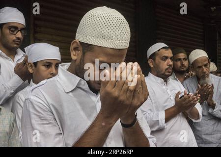 (180822) -- KOLKATA, 22 août 2018 -- des fidèles musulmans indiens offrent des prières de l'Aïd al-Adha à la mosquée Nakhoda à Kolkata, Inde, le 22 août 2018.) (YY) INDIA-KOLKATA-EID AL-ADHA TumpaxMondal PUBLICATIONxNOTxINxCHN Banque D'Images