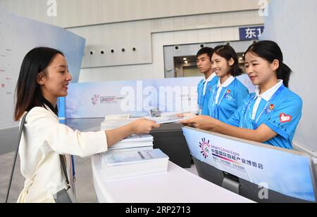 (180822) -- CHONGQING, 22 août 2018 (Xinhua) -- Un journaliste recueille des brochures médiatiques au centre d'information de la Smart China Expo 2018 dans la municipalité de Chongqing du sud-ouest de la Chine, le 22 août 2018. L'exposition axée sur la technologie intelligente se tiendra au Centre international des expositions de Chongqing du 23 au 25 août. (Xinhua/Wang Quanchao) (hxy) CHINA-CHONGQING-SMART CHINA EXPO-NEWS CENTER (CN) PUBLICATIONxNOTxINxCHN Banque D'Images