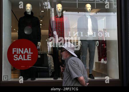 (180823) -- ATHÈNES, 23 août 2018 -- Un homme passe devant un magasin pendant la période des soldes d'été à Athènes, Grèce, le 22 août 2018. La distribution grecque a accueilli lundi le jalon de la sortie de la Grèce des programmes internationaux de financement du sauvetage avec des sentiments mitigés d optimisme et de préoccupation pour l avenir. POUR ALLER AVEC l'article : la distribution grecque accueille avec optimisme la fin des renflouements, souci pour l'avenir ) (zxj) GRÈCE-ATHÈNES-RENFLOUEMENT SORTIE-MARCHÉ MariosxLolos PUBLICATIONxNOTxINxCHN Banque D'Images
