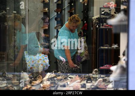 (180823) -- ATHÈNES, 23 août 2018 -- Une femme regarde des marchandises à l'intérieur d'un magasin à Athènes, Grèce, le 22 août 2018. La distribution grecque a accueilli lundi le jalon de la sortie de la Grèce des programmes internationaux de financement du sauvetage avec des sentiments mitigés d optimisme et de préoccupation pour l avenir. POUR ALLER AVEC l'article : la distribution grecque accueille avec optimisme la fin des renflouements, souci pour l'avenir ) (zxj) GRÈCE-ATHÈNES-RENFLOUEMENT SORTIE-MARCHÉ MariosxLolos PUBLICATIONxNOTxINxCHN Banque D'Images