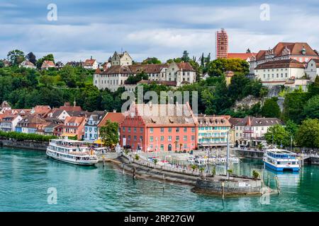 Vue de la ville de Meersburg sur le lac de Constance avec débarcadère, bateau d'excursion de la flotte blanche, Baden-Wuerttemberg, Allemagne Banque D'Images