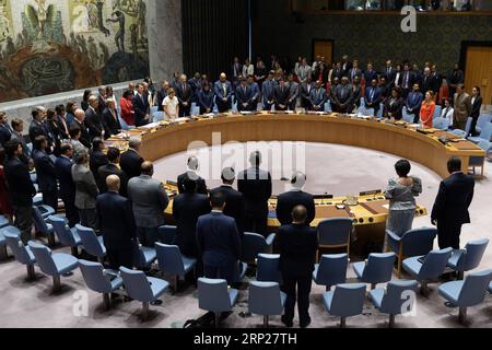 (180824) -- NATIONS UNIES, 24 août 2018 -- le Conseil de sécurité observe une minute de silence en l'honneur de l'ancien secrétaire général des Nations Unies, Kofi Annan, au siège des Nations Unies à New York, le 23 août 2018. Annan, diplomate ghanéen et lauréat du prix Nobel de la paix, est décédé samedi en Suisse, à l’âge de 80 ans. Il a été secrétaire général de l'ONU pendant 10 ans jusqu'à la fin de 2006. (Zxj) CONSEIL DE SÉCURITÉ DE l'ONU-KOFI ANNAN-MINUTE DE SILENCE LixMuzi PUBLICATIONxNOTxINxCHN Banque D'Images