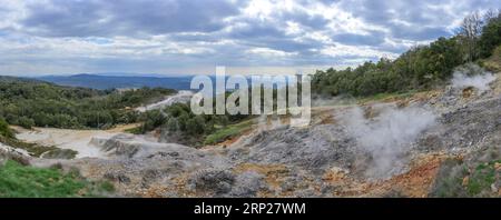 Panorama du parc géothermique de Biancane avec la tour de refroidissement de la centrale électrique, Monterotondo Marittimo, province de Grosseto, Italie Banque D'Images