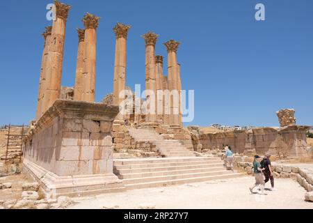 Jerash Jordan visiteurs aux anciennes ruines romaines du temple d'Artémis vu en août 2023 Banque D'Images