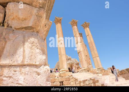 Jerash Jordan visiteurs aux anciennes ruines romaines du temple d'Artémis vu en août 2023 Banque D'Images