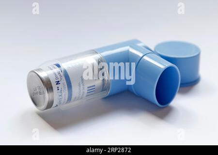 Image symbolique, spray pour asthme, inhalateur avec le médicament Salbuhexal N sur fond blanc, Allemagne Banque D'Images